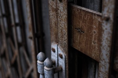 Eski 40 yıldır eski paslı çelik kapı sürgülü.