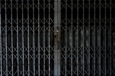 Eski 40 yıldır eski paslı çelik kapı sürgülü.