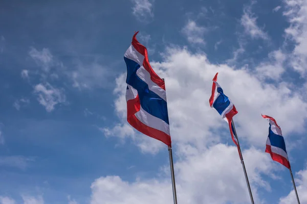Thaise Vlag Pole Zwaaien Hemelachtergrond — Stockfoto