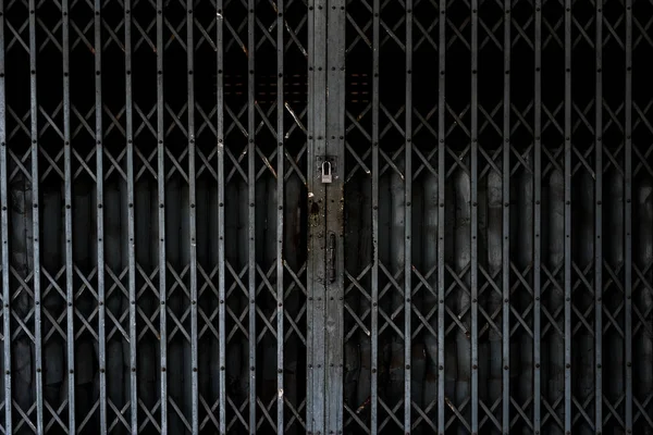 Eski 40 yıldır eski paslı çelik kapı sürgülü.