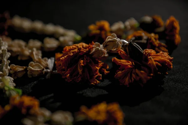 Tres Guirnaldas Flores Secas Situadas Sobre Fondo Negro — Foto de Stock