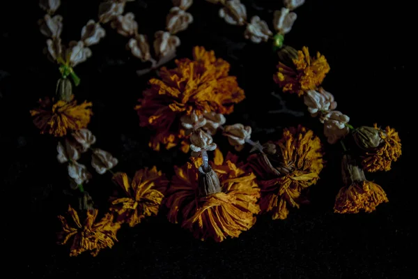 Tres Guirnaldas Flores Secas Situadas Sobre Fondo Negro — Foto de Stock
