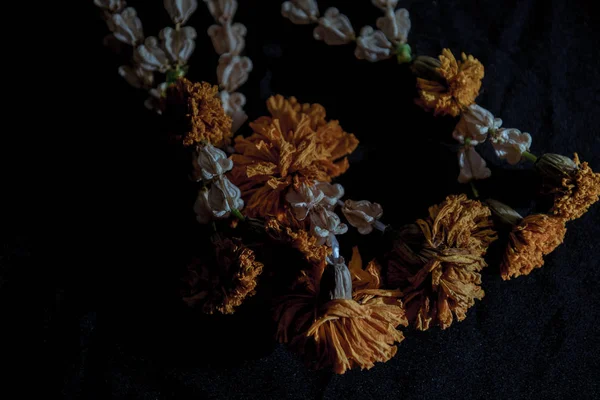 Tres Guirnaldas Flores Secas Situadas Sobre Fondo Negro — Foto de Stock