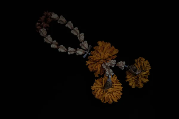 Die Getrocknete Blumengirlande Auf Schwarzem Hintergrund — Stockfoto