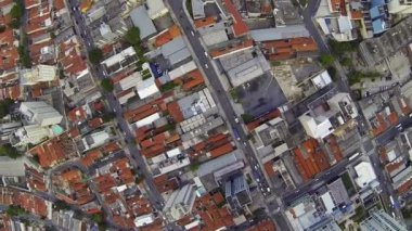 Varoşlarda ve yüksek binaların daire üzerinde uçan hava atış