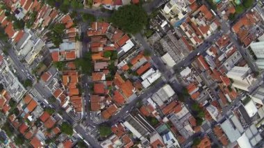 Varoşlarda ve yüksek binaların daire üzerinde uçan hava atış