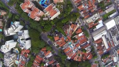 Uçan üzerinde yüksek doğmak apartmanlar