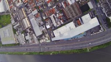Endüstriyel depolar ve yol ağları üzerinden uçan hava