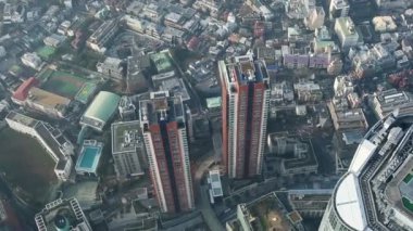 Hava gökdelen üzerinde uçan