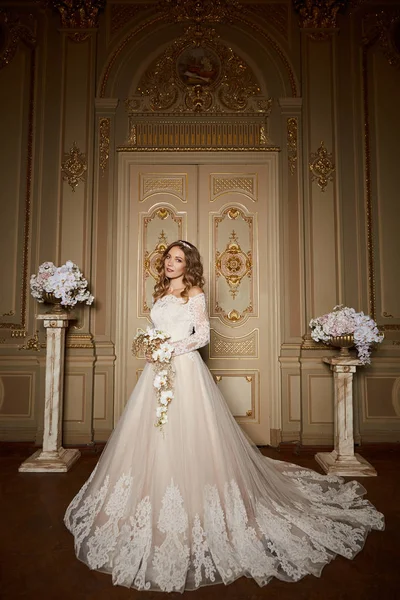 Красивая невеста в роскошном барочном интерьере. Полнометражный портрет . — стоковое фото