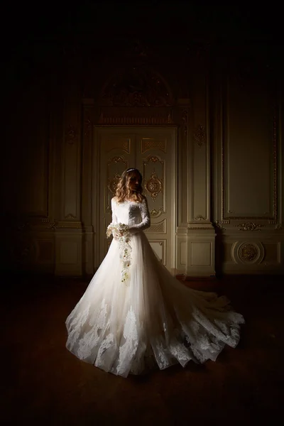 Красива наречена в розкішному бароковому інтер'єрі. Портрет повної довжини . — стокове фото
