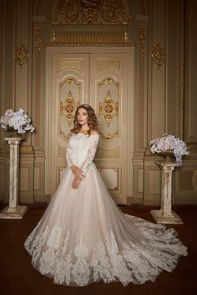 豪華なバロック様式の内装で美しい花嫁。全身肖像画。. — ストック写真