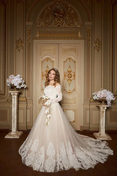 Красива наречена в розкішному бароковому інтер'єрі. Портрет повної довжини . — стокове фото