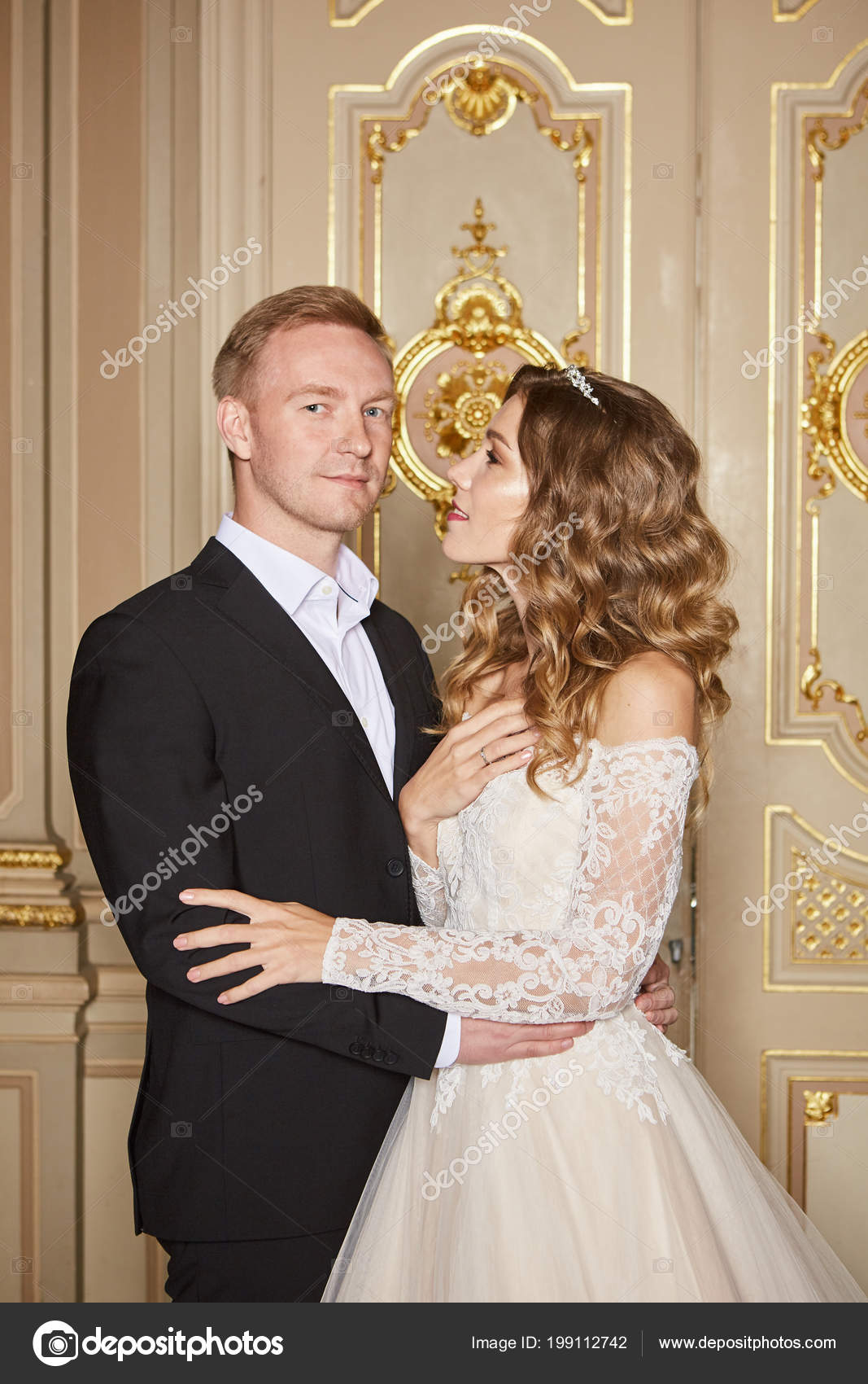 Couple De Mariage à Lintérieur Est étreindre Mutuellement