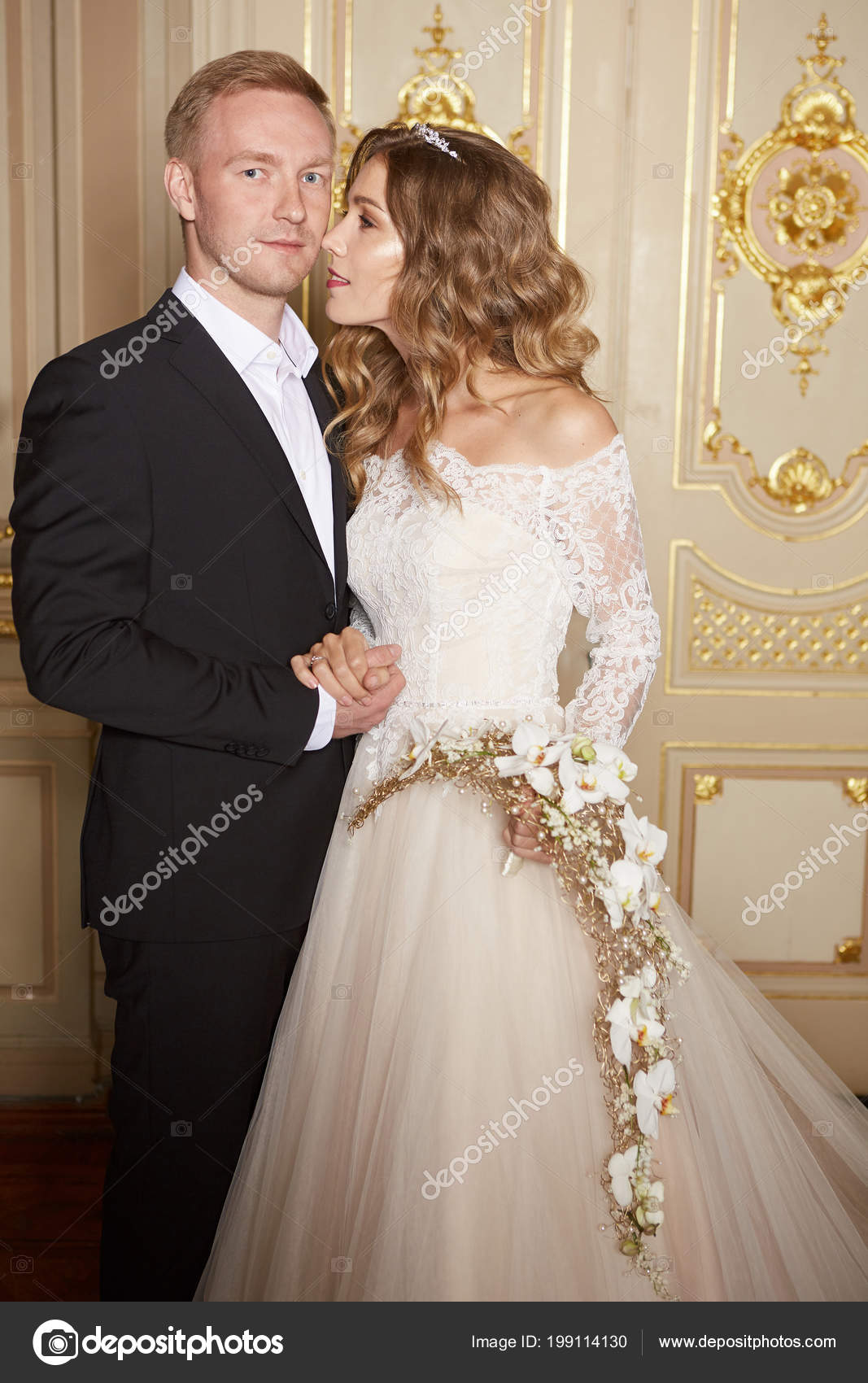 Couple De Mariage à Lintérieur Est étreindre Mutuellement