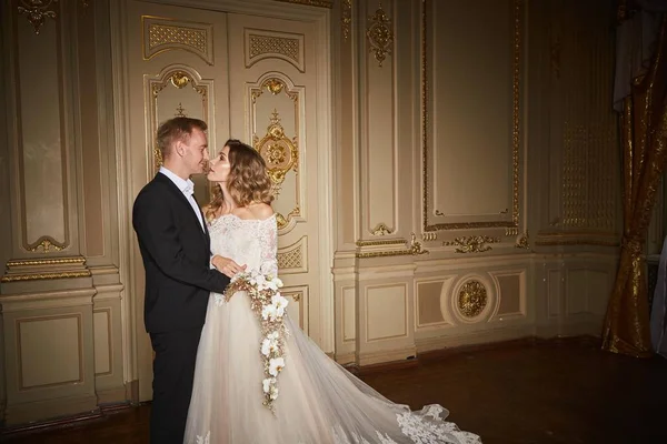 Jovem lindo casal recém-casado compartilhando momentos românticos uns com os outros. Casal de moda em interior de luxo em estilo barroco — Fotografia de Stock