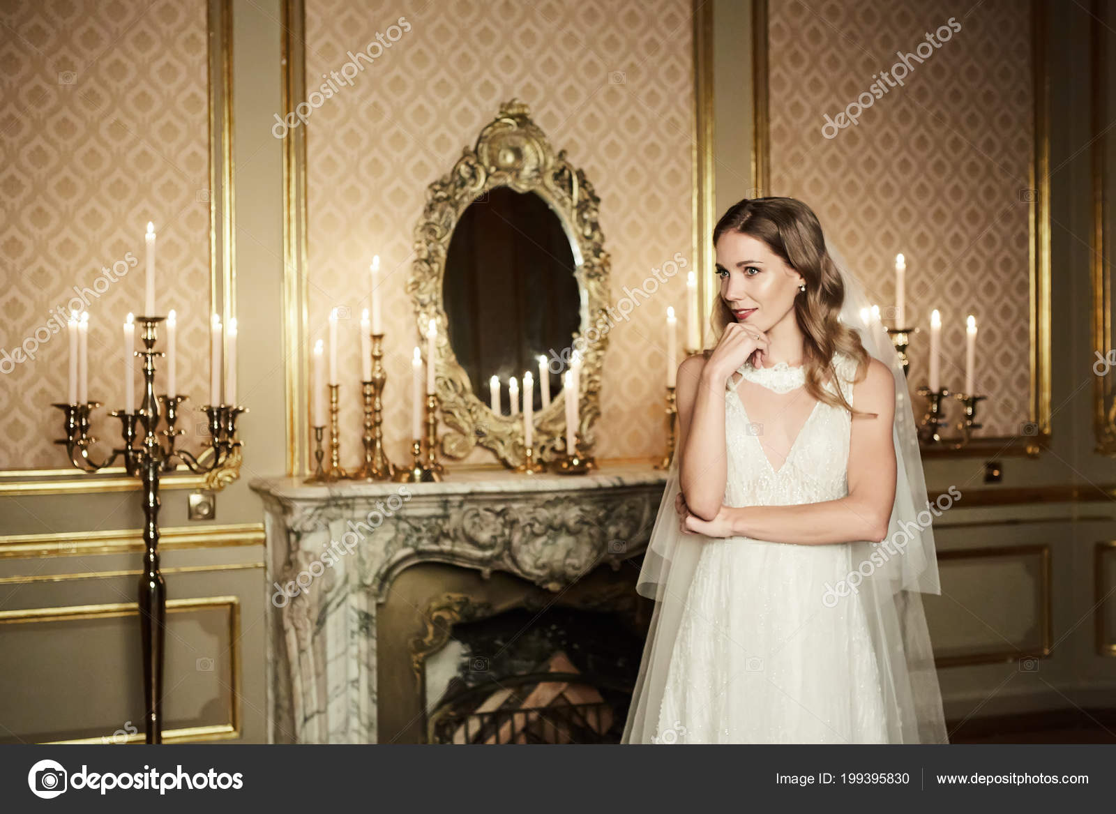 Glamour jeune mariée en robe de mariée pose en intérieur dans le style Baroque. Portrait romantique\u2013 images de stock libres de droits