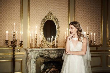 Çekici genç gelin gelinlik iç barok tarzı teşkil etmektedir. Romantik portre.