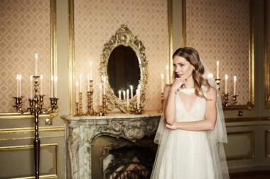 Çekici genç gelin gelinlik iç barok tarzı teşkil etmektedir. Romantik portre.