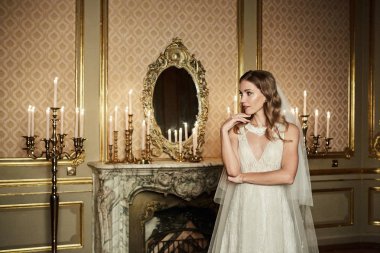 Çekici genç gelin gelinlik iç barok tarzı teşkil etmektedir. Romantik portre.