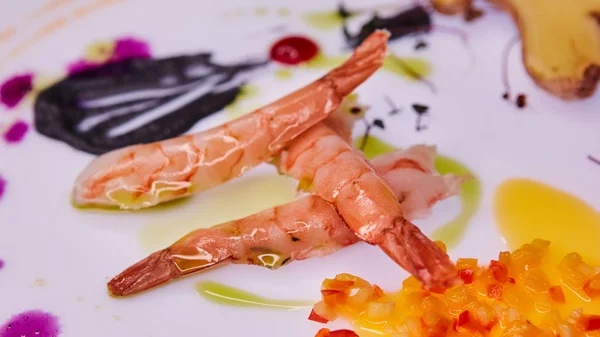 用切碎的蔬菜和酱油装饰的白色桌子上的三只大虾. — 图库照片