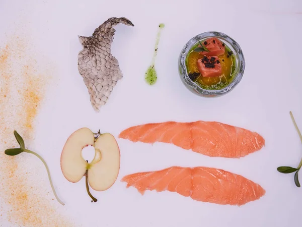 Purê de maçãs e verdes com cubos de salmão. Aperitivo conceitual . — Fotografia de Stock