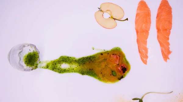 从苹果和青菜中用鲑鱼块做成的泥。概念开胃酒. — 图库照片