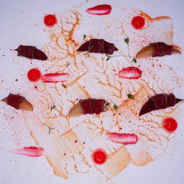 Prosciutto ile armut beyaz masada. Geleneksel Akdeniz snack