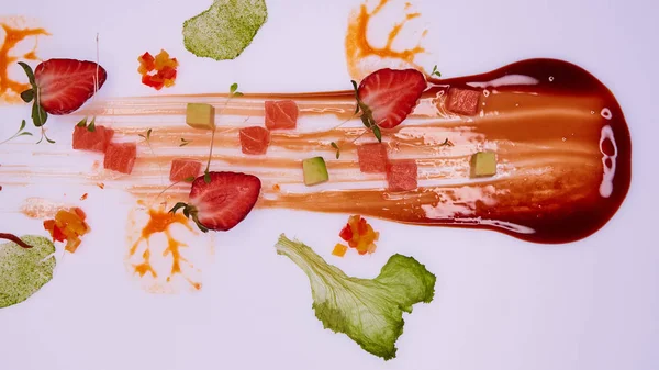 Ensalada Conceptual Salmón Cubos Aguacate Decorado Con Salsa Fresas Hojas — Foto de Stock