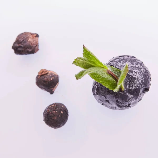 Trendy food. Black ice cream with mint leaves. Copy space. — Stock Photo, Image