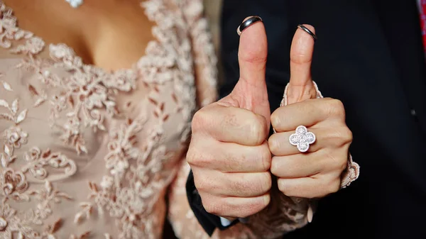 Wedding rings on fingers painted with the bride and groom — Stock Photo, Image