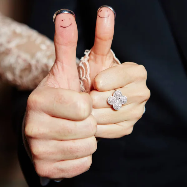 Trouwringen op haar vingers geschilderd met de bruid en bruidegom — Stockfoto