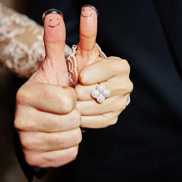 Anillos de boda en sus dedos pintados con la novia y el novio —  Fotos de Stock