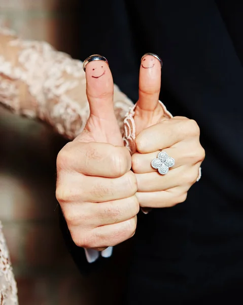 Anillos de boda en sus dedos pintados con la novia y el novio — Foto de Stock