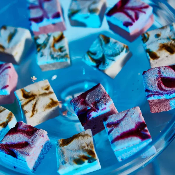 Selezione di dessert decorativi sul tavolo del buffet all'evento catering — Foto Stock