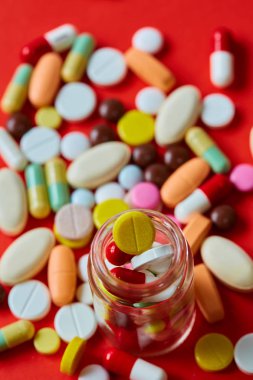 Birçok renkli hapları yakın çekim