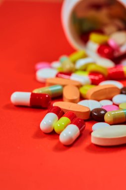 Birçok renkli hapları yakın çekim