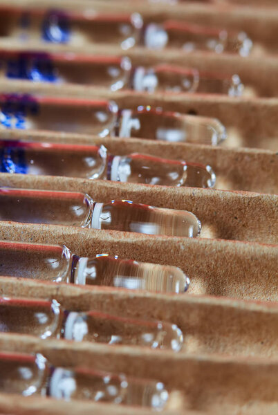 Медицинские ампулы на красном фоне, избирательный фокус
. 