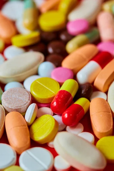 Närbild på många färgglada piller — Stockfoto