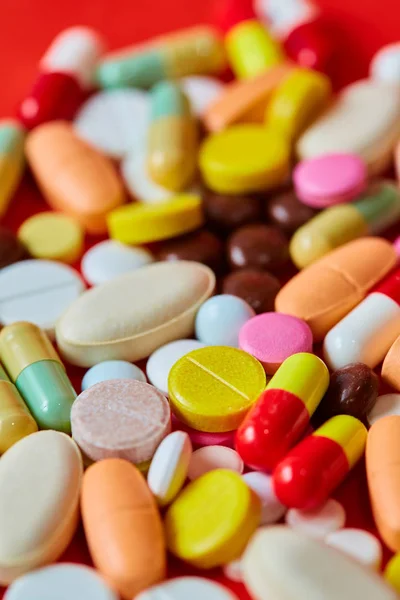 Gros plan sur de nombreuses pilules colorées — Photo