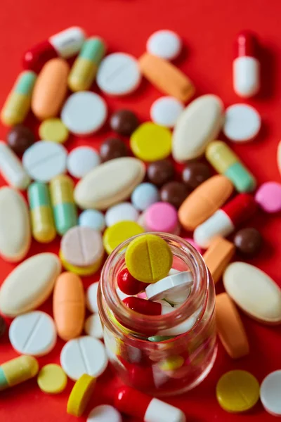 Birçok renkli hapları yakın çekim