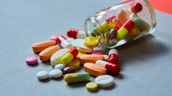 Närbild på många färgglada piller — Stockfoto