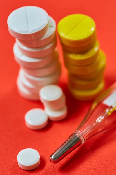 Mercury thermometer and medical pills on background — Stock Photo, Image