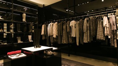 Modern alışveriş merkezindeki ayakkabı mağazasının parlak ve modaya uygun iç mimarisi.