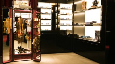 Modern alışveriş merkezindeki ayakkabı mağazasının parlak ve modaya uygun iç mimarisi.