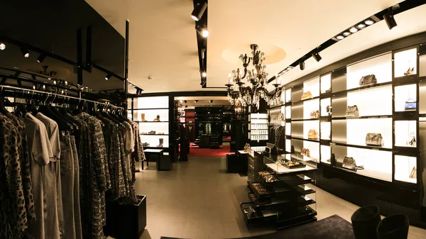 Jasne i modne wnętrze sklepu obuwniczego w nowoczesnym centrum handlowym — Zdjęcie stockowe
