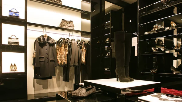 Jasne i modne wnętrze sklepu obuwniczego w nowoczesnym centrum handlowym — Zdjęcie stockowe