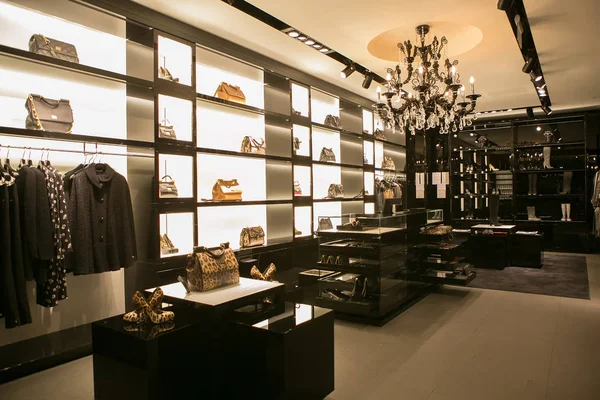 Interior brilhante e na moda da loja de sapatos no shopping moderno — Fotografia de Stock