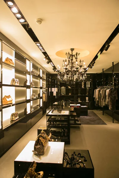 Intérieur lumineux et à la mode du magasin de chaussures dans le centre commercial moderne — Photo