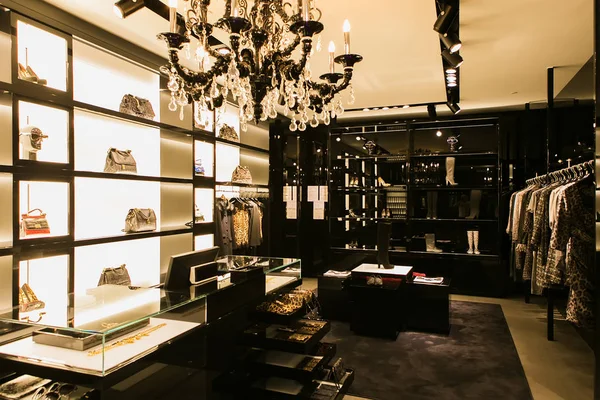 Interno luminoso e alla moda del negozio di scarpe nel centro commerciale moderno — Foto Stock